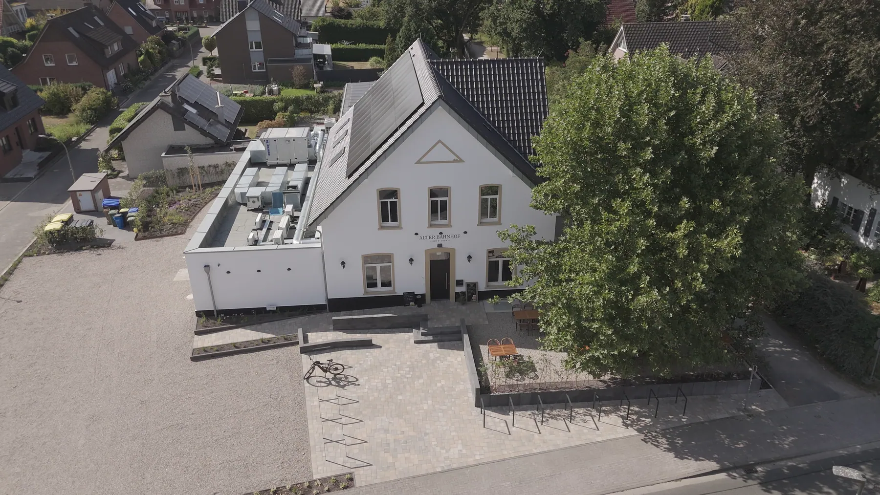Alter Bahnhof Gemen mit Baum und Terrasse