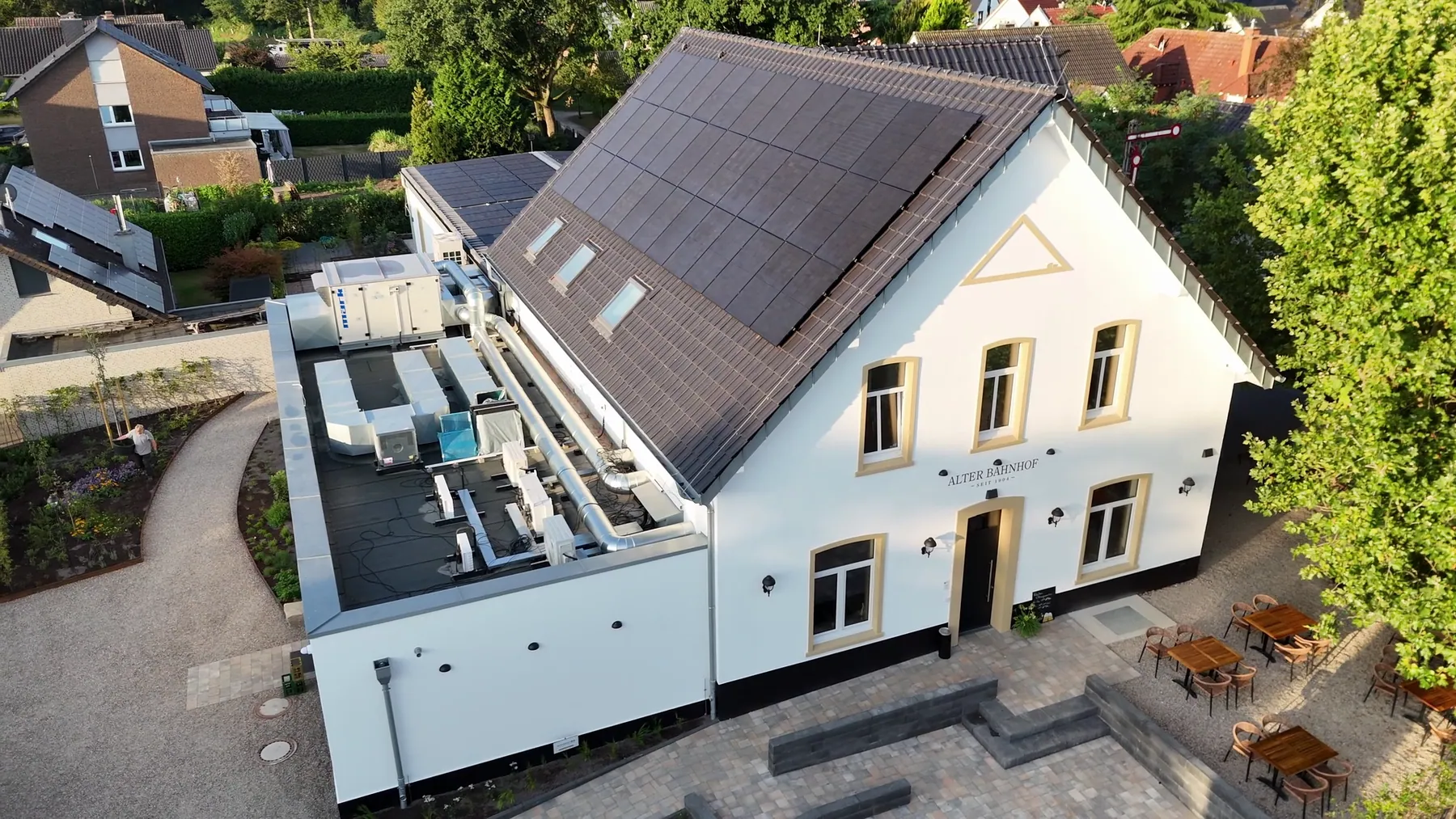 Dach mit Solaranlage, schräg von oben