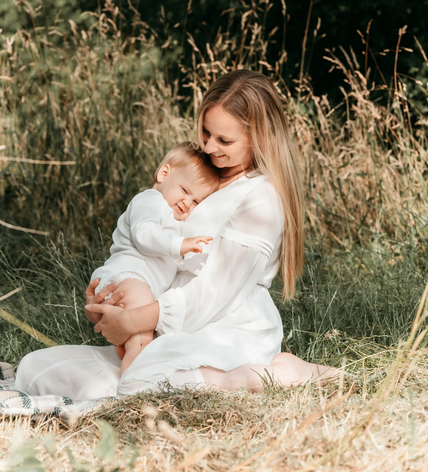 Mama mit Kind im hohen Gras
