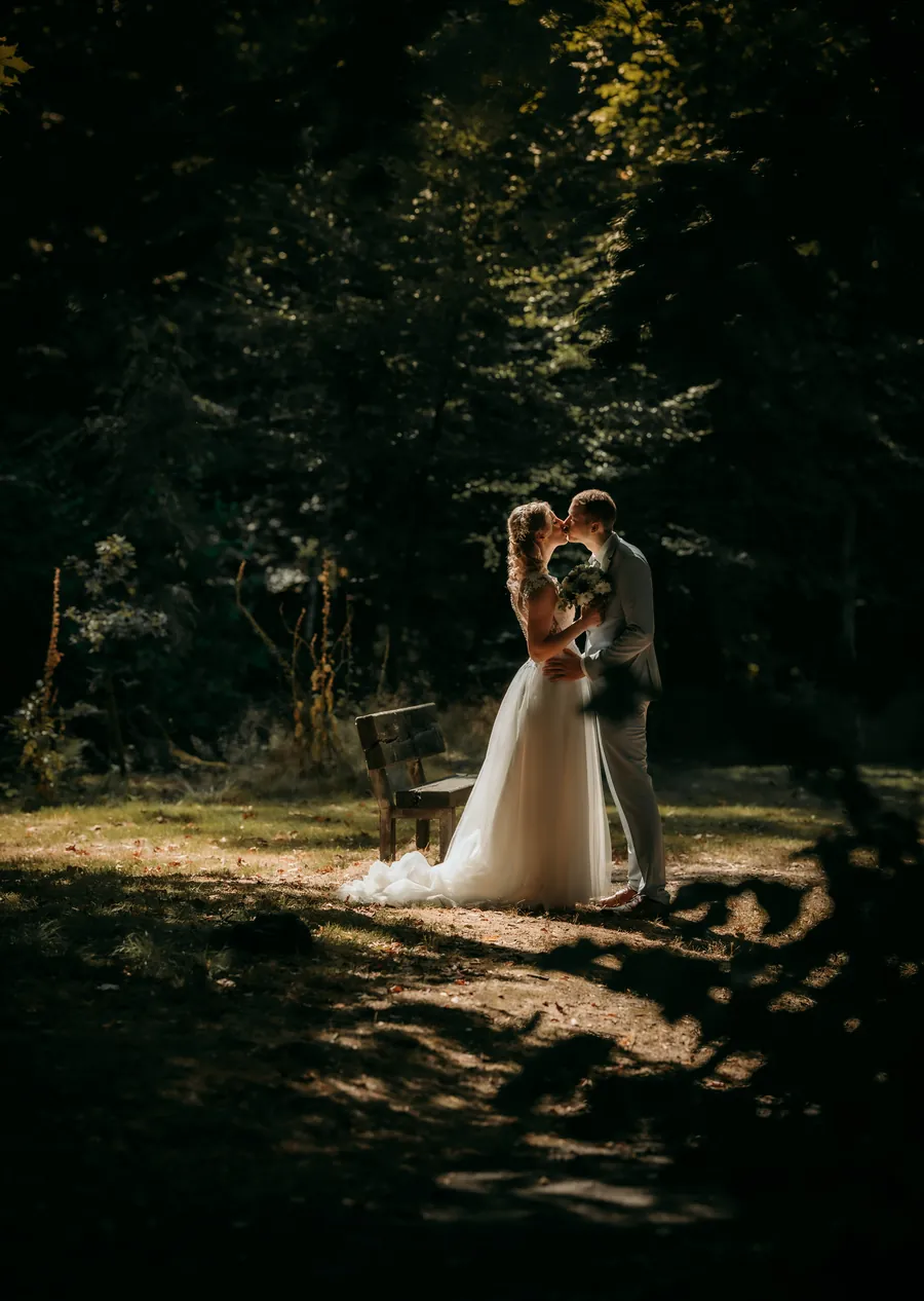 Brautpaar im Wald, aus einiger Entfernung fotografiert