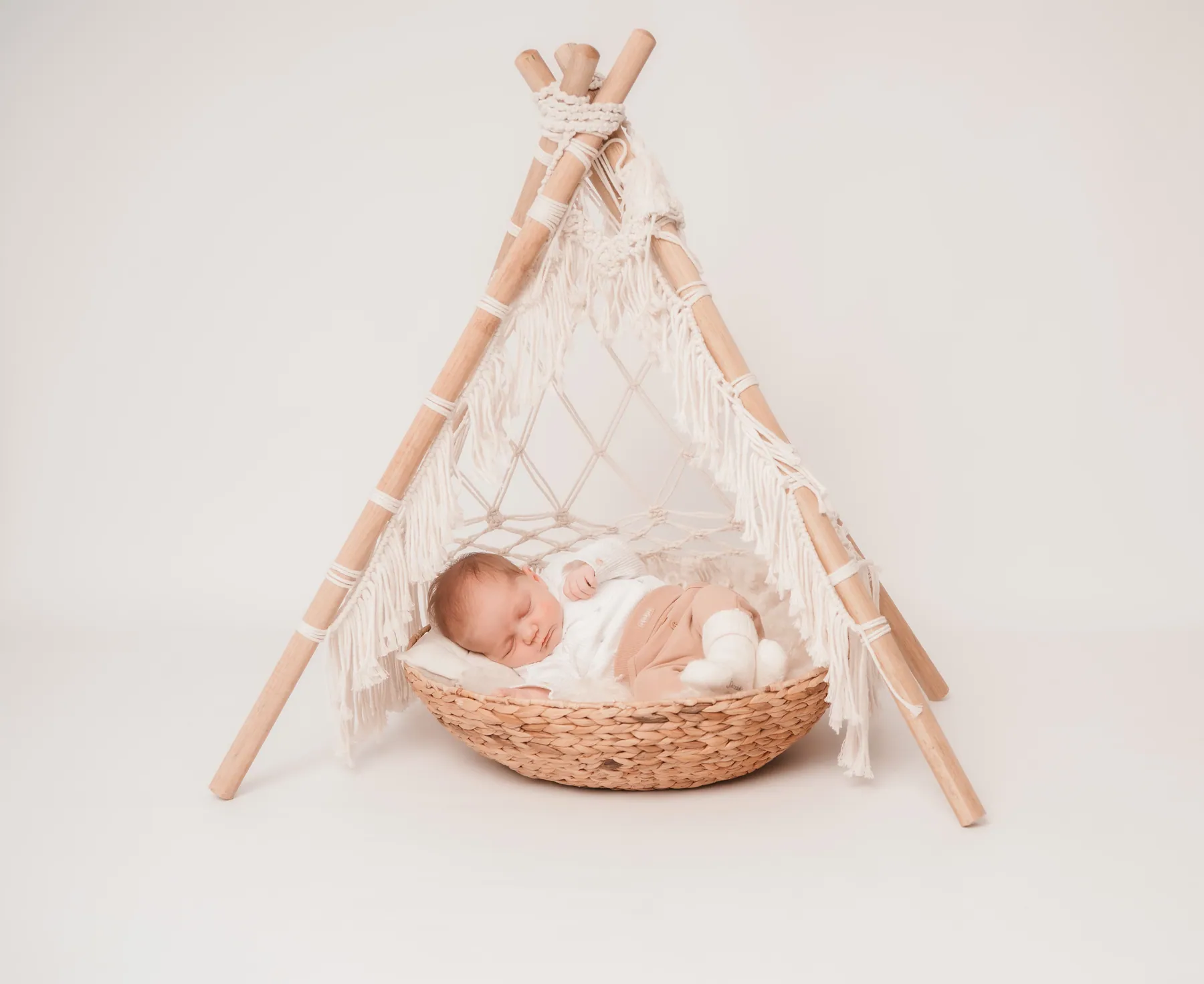 Newborn im Tipi, helles Studio
