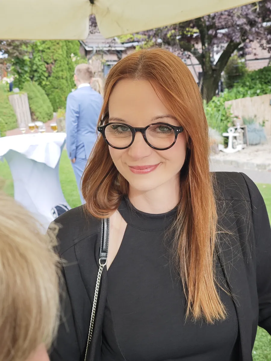 Patricia auf einer Feier im Garten