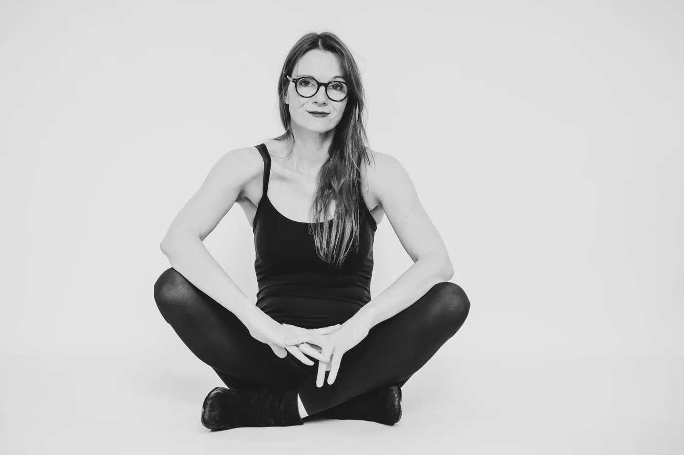 Patricia sitzt im Schneidersitz in ihrem hellen Studio