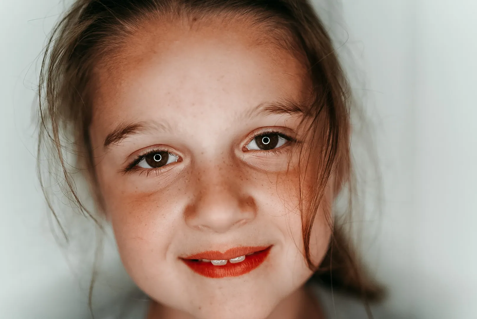 Portrait eines Mädchens mit Sommersprossen