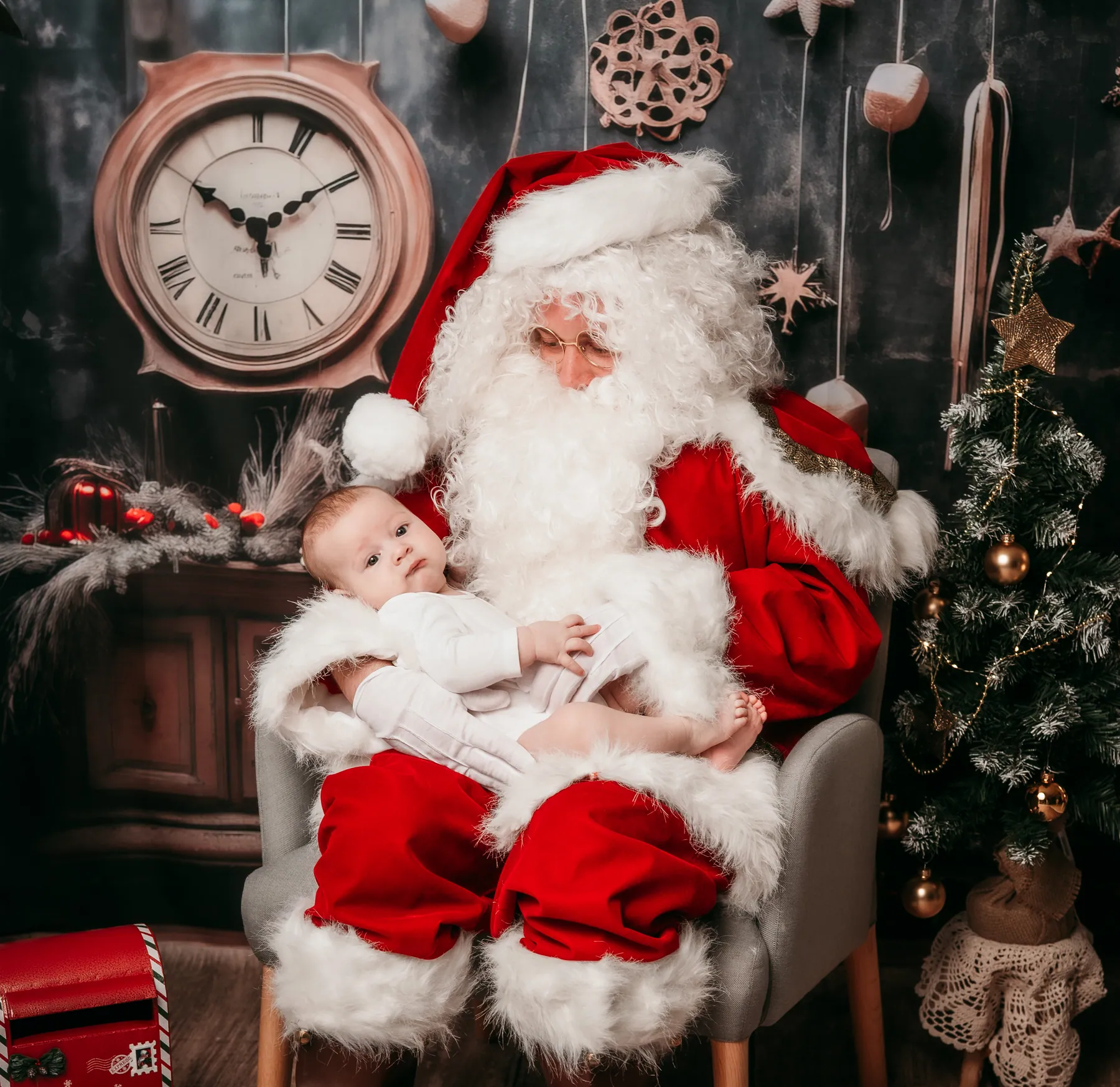 Baby beim Weihnachtsmann, Kulisse mit großer Uhr